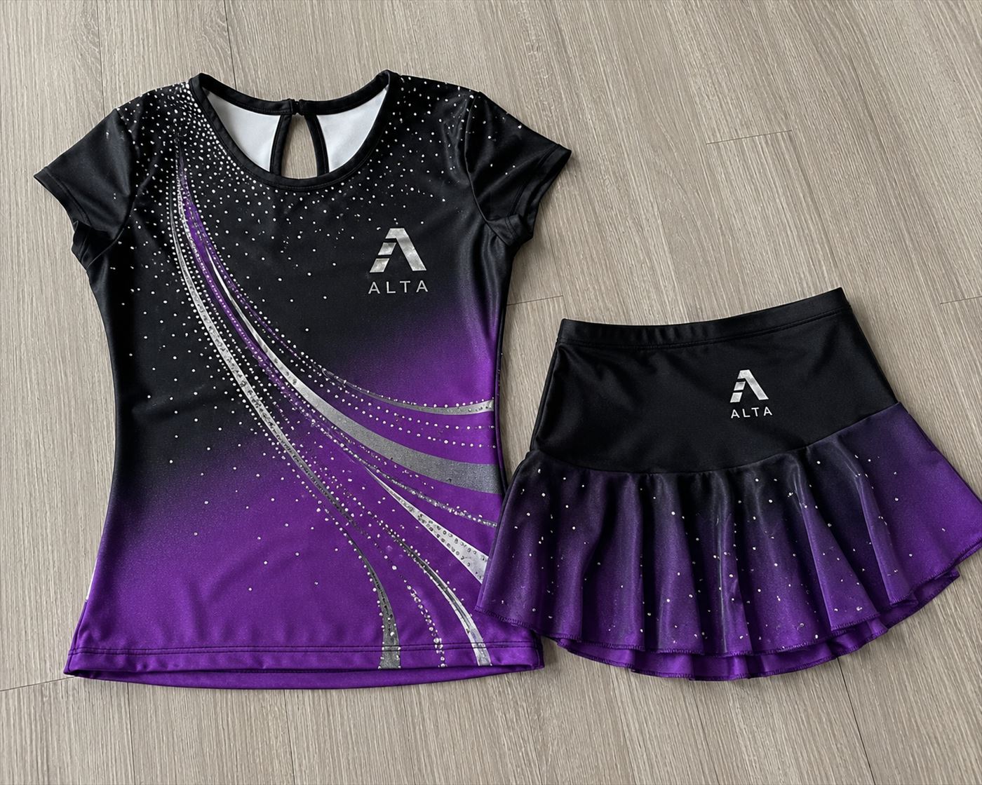 Remera y pollera de patinaje negro y violeta con brillos
